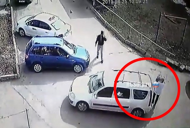 В Ижевске автомобиль сбил женщину с ребенком. ВИДЕО