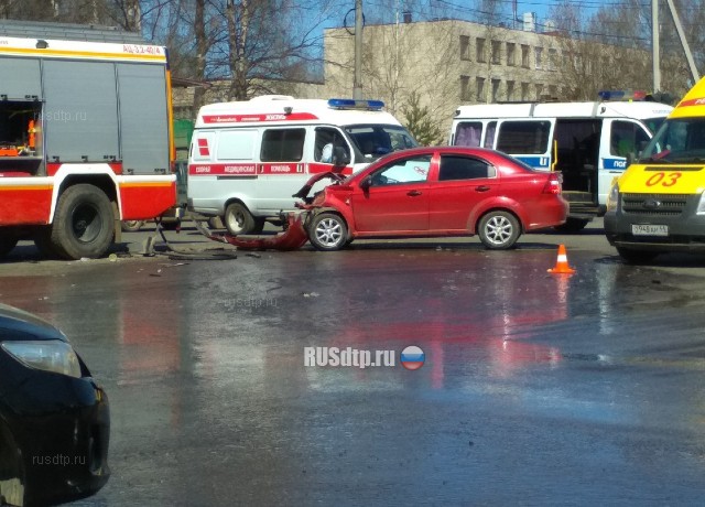 В Костроме легковой автомобиль столкнулся с пожарной машиной. ВИДЕО