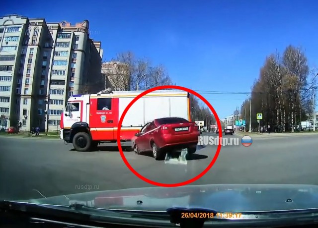 В Костроме легковой автомобиль столкнулся с пожарной машиной. ВИДЕО
