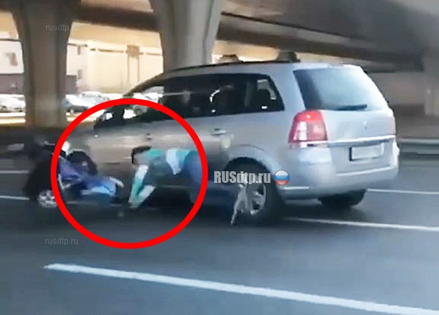 В Казани автомобиль сбил женщину с коляской. ВИДЕО