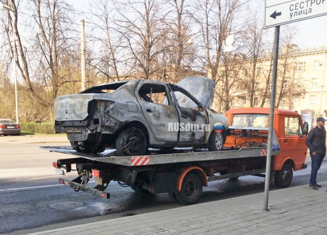 На улице Савушкина в Петербурге после ДТП сгорел Renault Logan