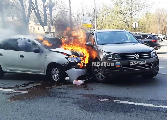 На улице Савушкина в Петербурге после ДТП сгорел Renault Logan