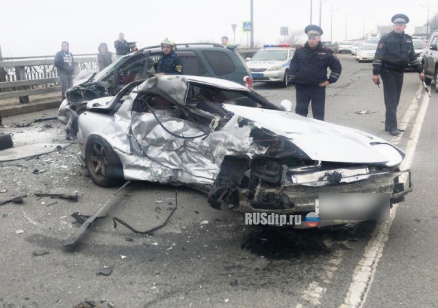 Во Владивостоке лихач на спорткаре въехал в машину с семьей