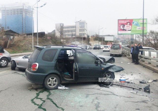 Во Владивостоке лихач на спорткаре въехал в машину с семьей