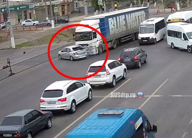 В Волгограде в ДТП с участием «Рено» и КАМАЗа пострадали четыре человека
