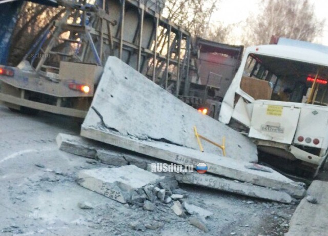 Бетонная плита упала на автобус в Новосибирске. ВИДЕО