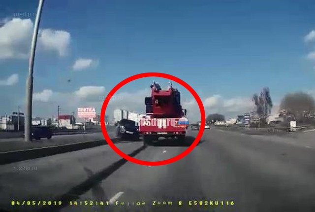 Пожарная машина и Lada Vesta столкнулись в Набережных Челнах. ВИДЕО