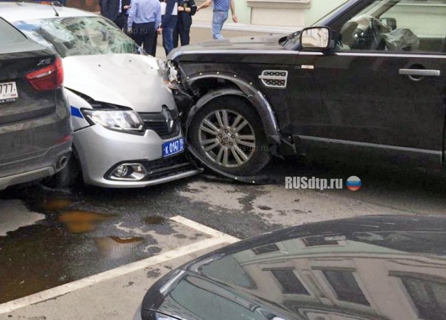 Трое полицейских пострадали в ДТП в Москве. ВИДЕО