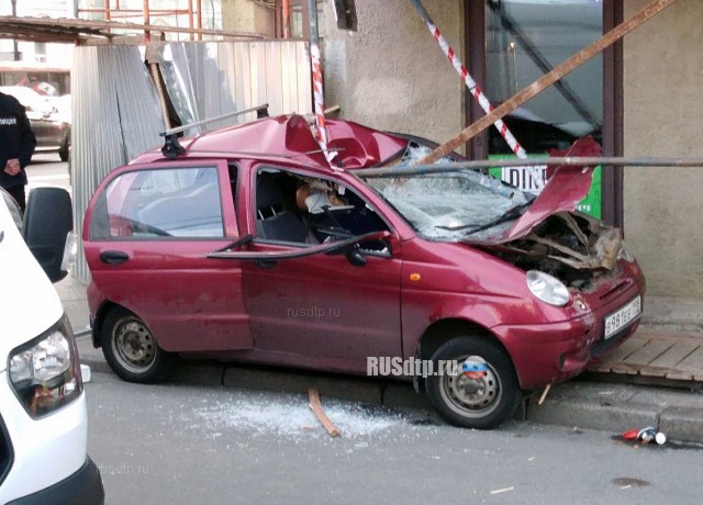 На Невском проспекте водитель «Дэу» сбил двоих пешеходов и сам погиб. ВИДЕО