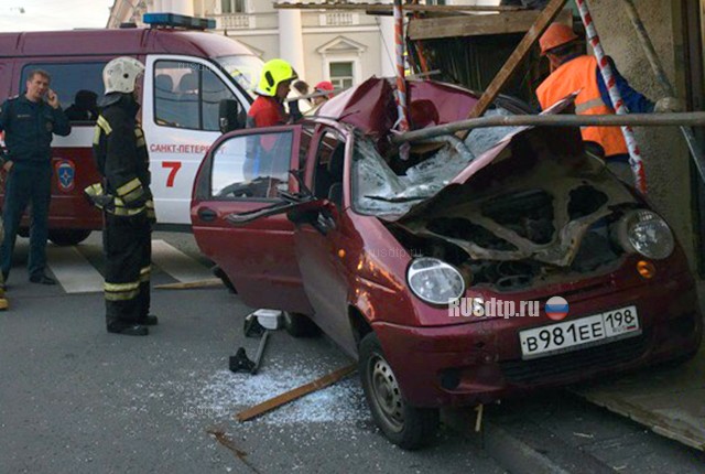 На Невском проспекте водитель «Дэу» сбил двоих пешеходов и сам погиб. ВИДЕО