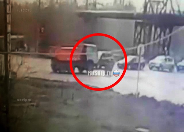 В Омске КАМАЗ раздавил скутериста. ВИДЕО