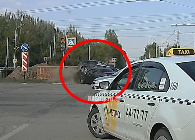 ДТП с переворотом произошло на перекрестке в Балаково. ВИДЕО