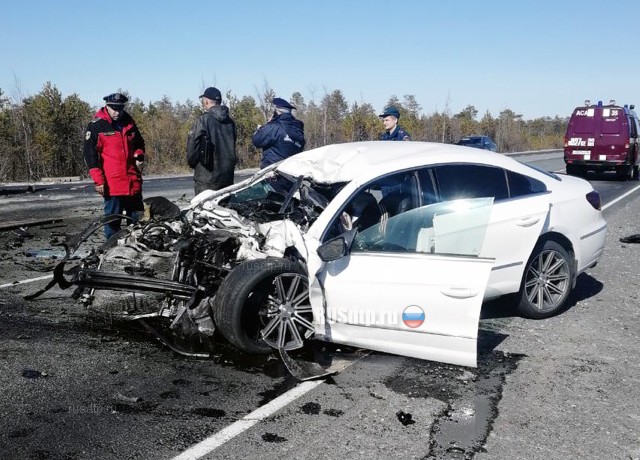 Под Сургутом водитель и пассажир «Фольксвагена» разбились на скорости 200 км/ч