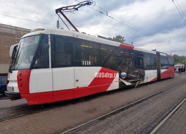 Смертельное ДТП с участием маршрутки, трамвая и легковушки произошло в Петербурге. ВИДЕО