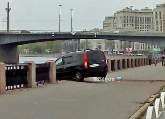 В Петербурге Lada Largus со спящим водителем едва не упал в реку. ВИДЕО