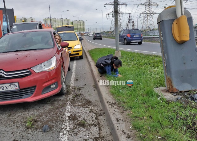 В Мурино пьяный таксист сбил пешехода, после чего пытался скрыться. ВИДЕО