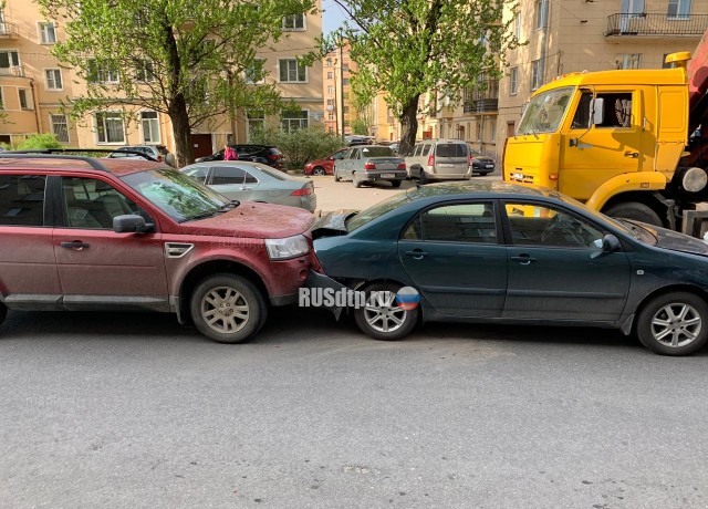 В Петербурге КАМАЗ снёс крышу автомобилю такси. ВИДЕО