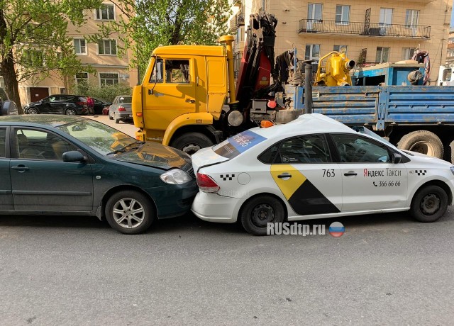 В Петербурге КАМАЗ снёс крышу автомобилю такси. ВИДЕО