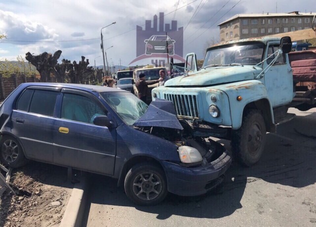 В Красноярске потерявший управление грузовик врезался в легковушку. ВИДЕО