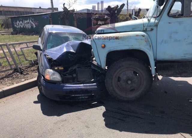 В Красноярске потерявший управление грузовик врезался в легковушку. ВИДЕО