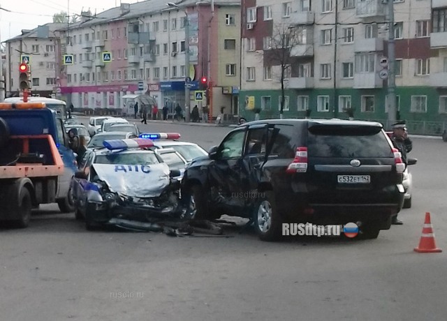 Автомобиль ДПС и внедорожник столкнулись в Ленинске-Кузнецком