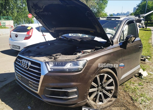 Audi разорвало на две части в ДТП на Нагатинской набережной