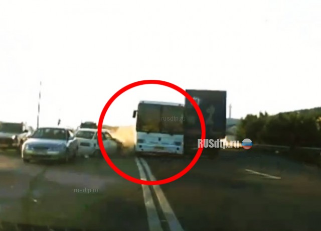 Автобус с отказавшими тормозами попал в массовое ДТП под Новороссийском. ВИДЕО