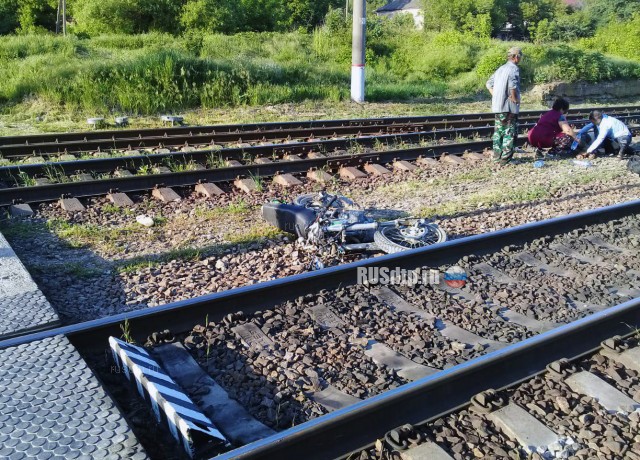 На Кубани двое братьев на мотоцикле попали под поезд
