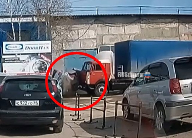 В Нижневартовске КАМАЗ смял три припаркованных автомобиля. ВИДЕО