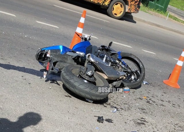 Мотоцикл столкнулся с «Волгой» в Москве. ВИДЕО