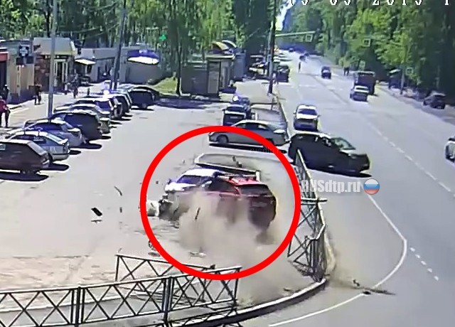Lada Vesta вылетела с дороги на Спартаковской улице в Ярославле. ВИДЕО