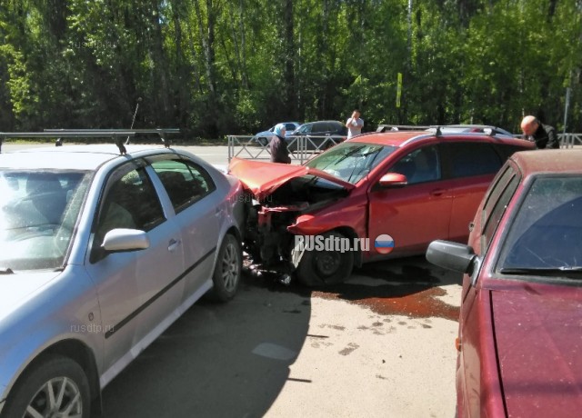 Lada Vesta вылетела с дороги на Спартаковской улице в Ярославле. ВИДЕО
