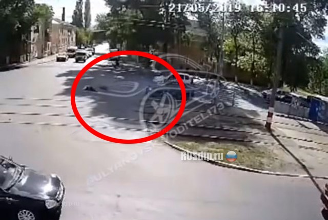 В Ульяновске «Renault Logan» сбил двоих пешеходов. ВИДЕО