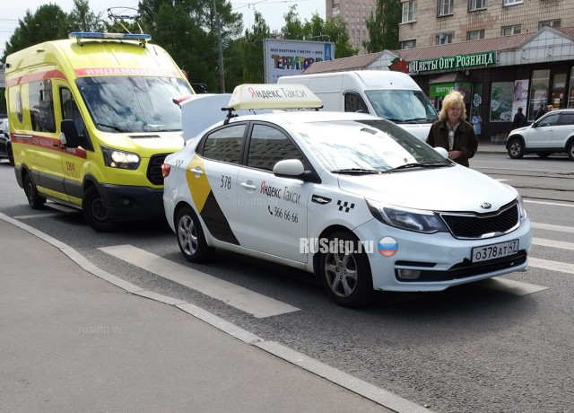 В Петербурге таксист сбил пожилую женщину. ВИДЕО