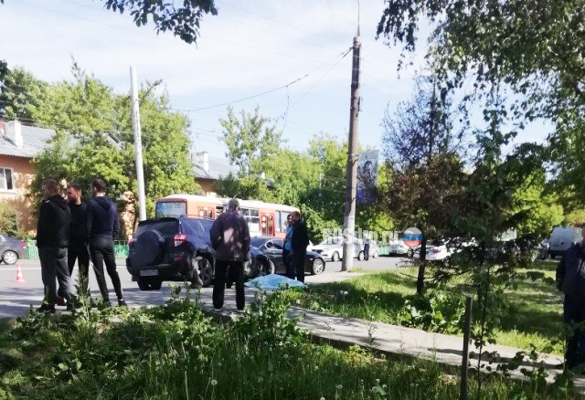 В Нижнем Новгороде автомобиль влетел в остановку с людьми. ВИДЕО