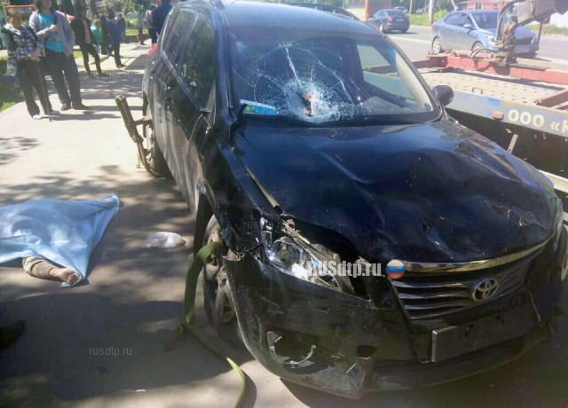 В Нижнем Новгороде автомобиль влетел в остановку с людьми. ВИДЕО
