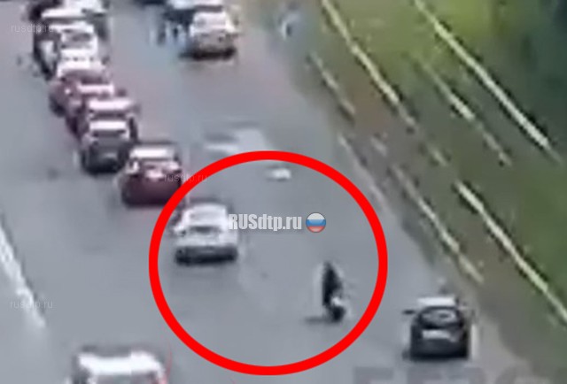 В Ярославле женщина на «Хонде» столкнулась с мотоциклом. ВИДЕО
