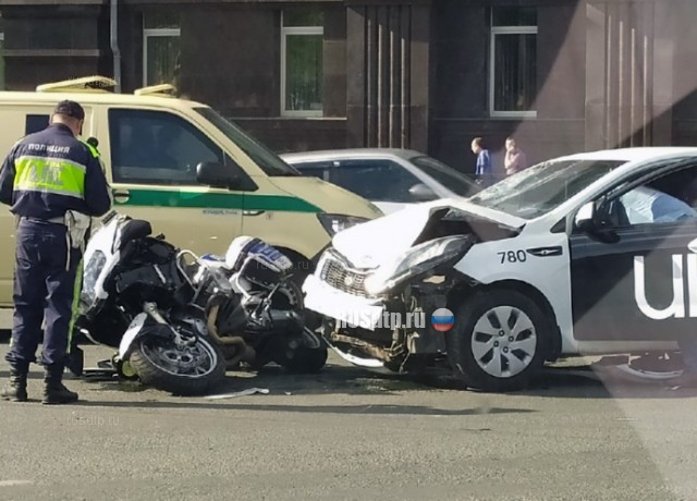 Инспектор ДПС на мотоцикле попал в ДТП в Челябинске. ВИДЕО
