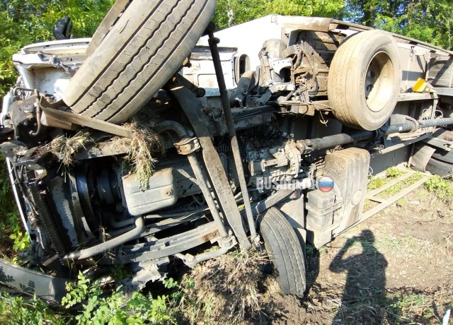 Под Челябинском водитель грузовика отвлекся от управления и совершил смертельное ДТП