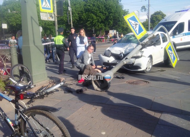 В Петербурге автомобиль сбил велосипедиста и двоих пешеходов. ВИДЕО