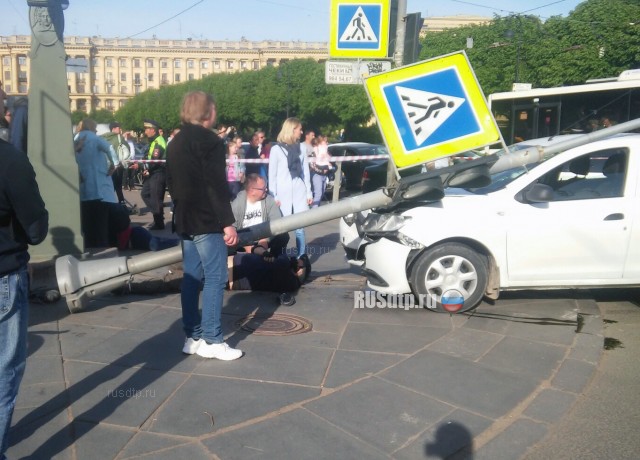В Петербурге автомобиль сбил велосипедиста и двоих пешеходов. ВИДЕО