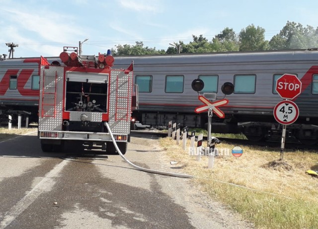 В Адыгее пассажирский поезд столкнулся с грузовиком