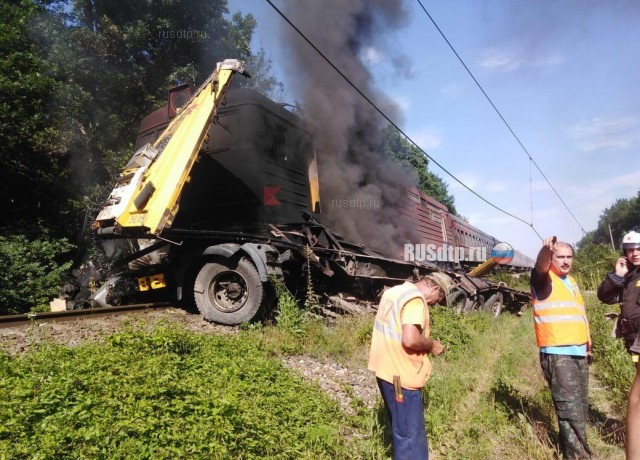 В Адыгее пассажирский поезд столкнулся с грузовиком