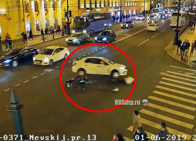 На Невском проспекте пострадал мотоциклист. ВИДЕО
