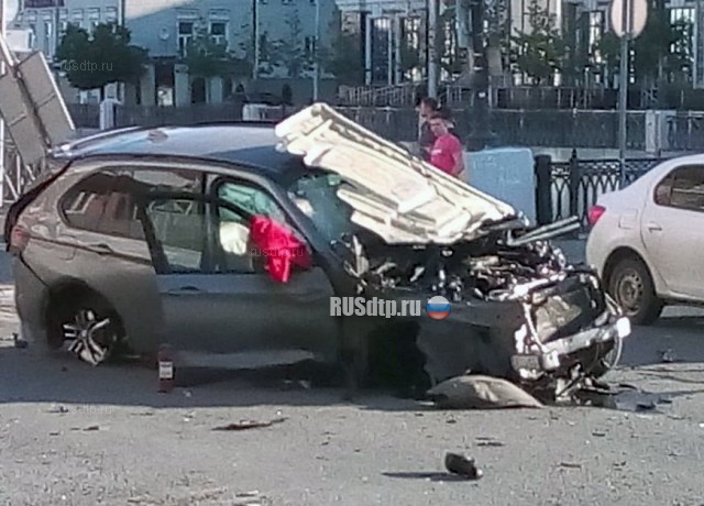 В Казани водитель разбил BMW X5 на скорости 200 км/ч и спокойно ушел с места ДТП
