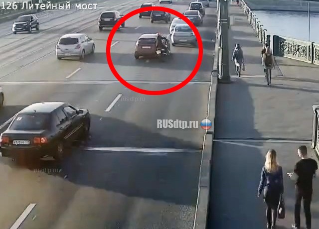 На Литейном мосту в ДТП пострадала мотоциклистка. ВИДЕО