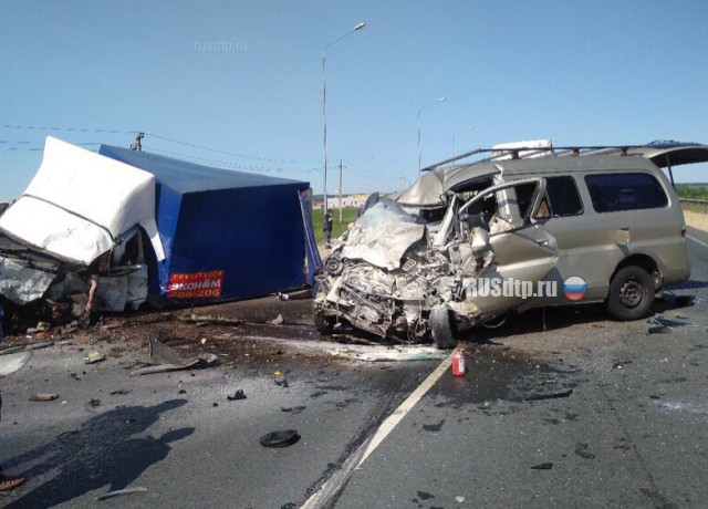 В Пензенской области в ДТП с микроавтобусом погиб 1 человек и 9 пострадали