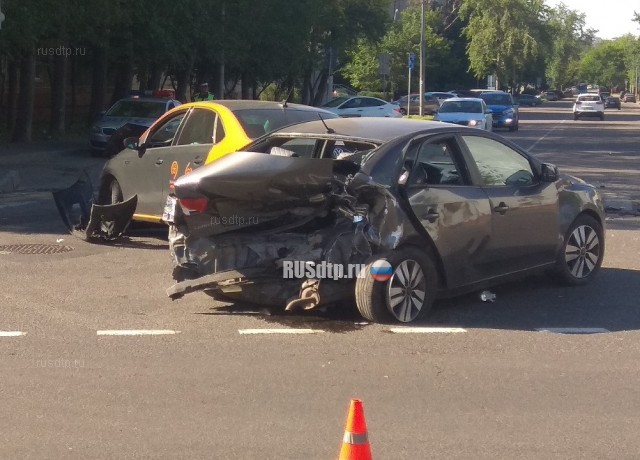 Водитель и пассажир делимобиля «катапультировались» в результате ДТП в Москве