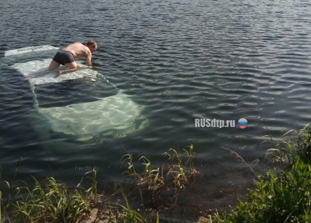 В Ленобласти женщина утопила каршеринговый автомобиль в пруду