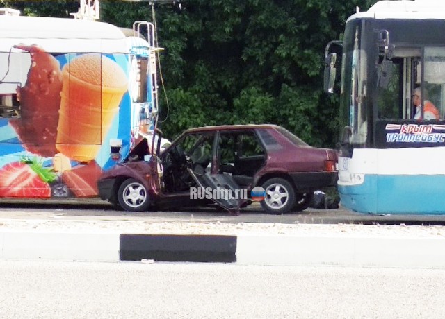 В Симферополе двое молодых людей погибли, столкнувшись с троллейбусом. ВИДЕО